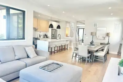 Image de 1 blocks to the Beach - New construction! ! ! New listing!