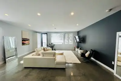 Image de Lake & Mountain View Modern house, 25km to SkiHill, 2km to lake, 3km to downtown