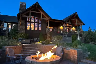 Image de Panoramic Cascade Views from a Sprawling Residence in Brasada Ranch