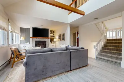 Image de Cozy Townhome with Shared Pool & Tennis, W/D & Wood-Burning Fireplace