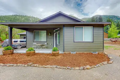 Image de Mountain view home with private hot tub; near hiking trails & outdoor activities