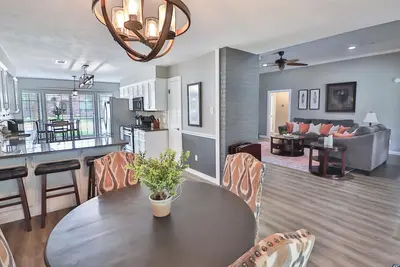 6. 6 miles to Texas A&M University! Great Beds, Quality Bedding, and Super Clean!
