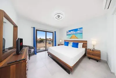 Image de Luxury Condo Blue Diamond by Bocobay