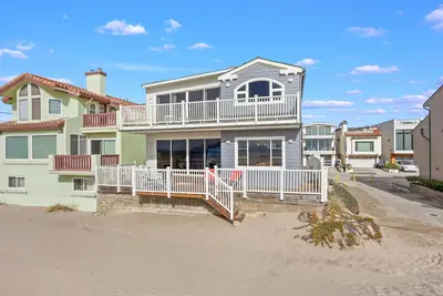 Image de Beachfront abode with spacious deck, pool table, gas grill, smart TVs, & W/D