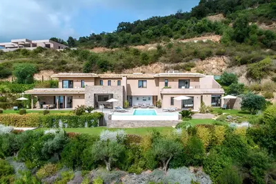 Image de Élégance et Sérénité : Villa de Prestige Avec Vue Panoramique sur Saint-tropez