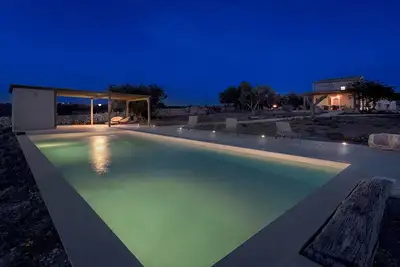 Charmant mas en pierre avec piscine entre campagne et mer