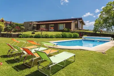 Image de Host Wise - Rustic House with Pool and Garden