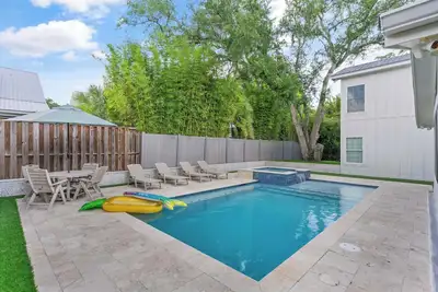 Image de The Blue Door Cottage sleeps 8 and makes for a perfect beach getaway
