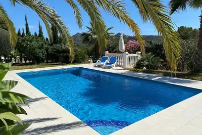 Image de Bezauberndes Feriendomizil mit Erholsamen Salzwasserpool in Direkter Meeresnähe