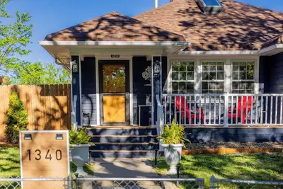 Image de Central Cozy Cottage! Spacious entertaining area, gameroom, and cornhole arena!