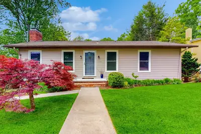 Image de Experience \"Sunny Retreat\" in Lake Junaluska - Cozy Sunroom, Pool, Trails, More