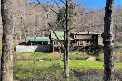 Image de Large family mountain retreat on Buck Run with a stocked pond in Leetonia Pa.