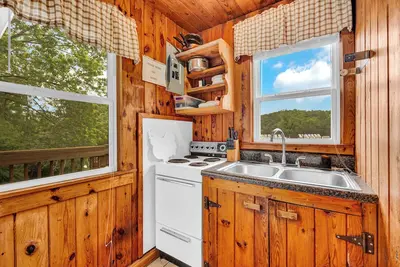 Image de Lake Front 2 Bedroom Cabin With a Pool and Bar & Grill