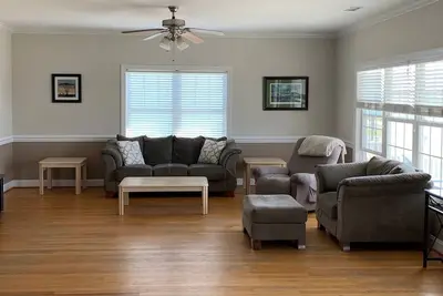 Image de The Honey Hole-Nice house offering Open Floor Plan 3 Minute walk to the beach