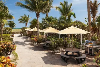 Image de 1 wk Oceanfront retreat for 4 @ Solara Surfside Resort w\/Kitchen - Near Miami