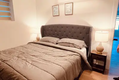Image de Aurora spot, cozy 1 bedroom basement, lake view, 20\nMins from airport.
