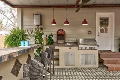 Image de Bungalow w Outdoor Oasis. Walkable and Fun Location