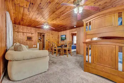 Image de Lake Front Lodge With a Pool and Bar & Grill