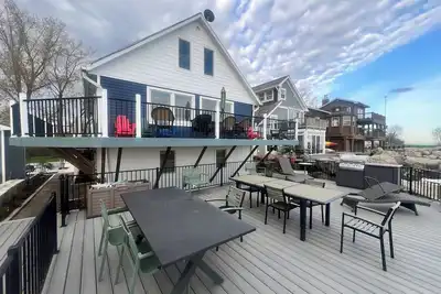 Image de \"Beachnuts\" -Spectacular Home On Lake Erie! \n5 Beds 4 Full Baths Lots of Space