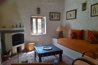 Image de Bungalows en Terre et Bois Traditionnels Dans un Jardin, Avec Piscine