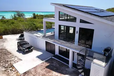 Image de New! ! Kite Beach House. Two minute walk to one of Exuma's best beaches!