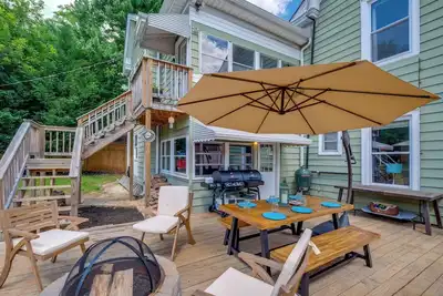 Image de 4 Mi to Liberty U: Huge Home w/ Yard & Hot Tub