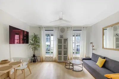Image de Completely renovated spacious studio apartment, heart of Paris/Marais/Beaubourg