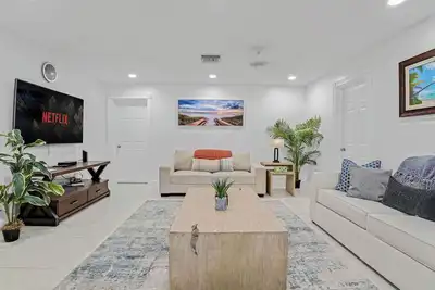 Image de Charm & Comfort: Serene Stay with Hot Tub, Work & Play Near Beach