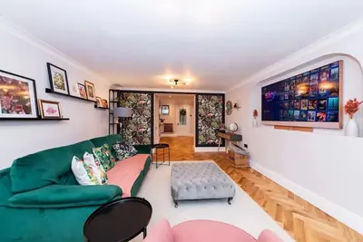 Image de Stylish & Spacious 4 Br House With Garden! | Pass the Keys