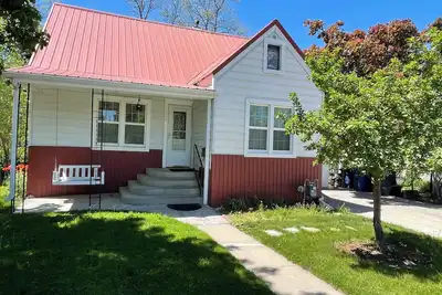 Image de Come stay at this darling cozy cottage right on the creek.