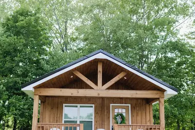 Image de Romantic Cabin sitting on 18 acres of flat land surrounded by a creek!