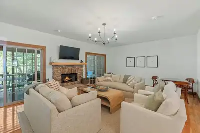 Image de Walk to Skiing & Amenities - Riverfront Townhome Sleeps 10
