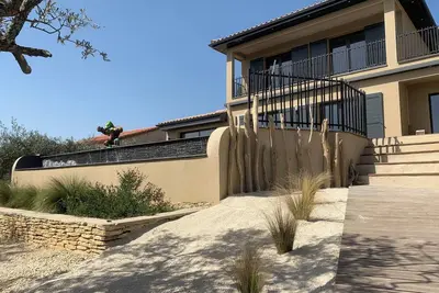 Image de Villa Contemporaine vue Pont du Gard, au Coeur D'un Village Médiéval Provençal