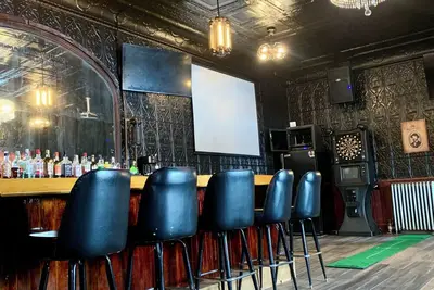 Image de Speakeasy Lounge Sleeps 16 Silver Street By Trail Private Bar Ironwood Hurley Up