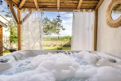 Image de Maison à la campagne en Provence, jacuzzi