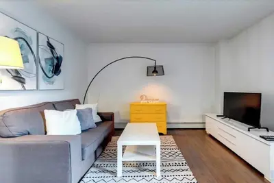 Image de Stylish 2-bed condo right in the heart of the action on 17th Ave.