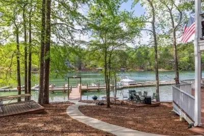 Image de Sunshine Daydream- 1 Bedroom Lakefront Condo