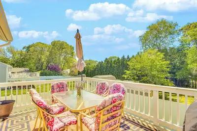 Image de Narragansett Vacation Rental ~ 2 Mi to the Beach!