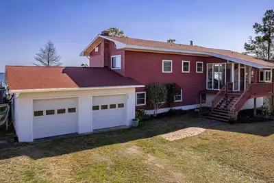 Image de Modernist Waterfront House near Historic Beaufort. Relax on the North River!
