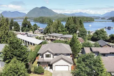 Image de House close to town with mountain/inlet views