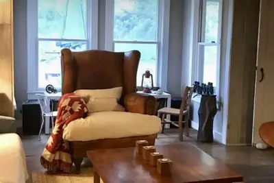 Image de Original Block Island Farmhouse \nConvenient location to beach in town.