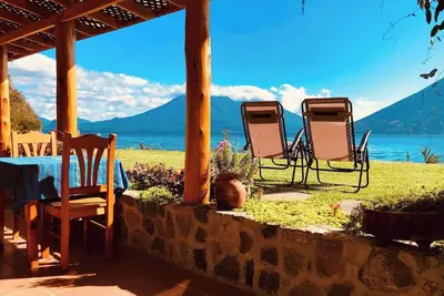 Image de Chic Lakefront Retreat: Casa Mariposa Atitlán