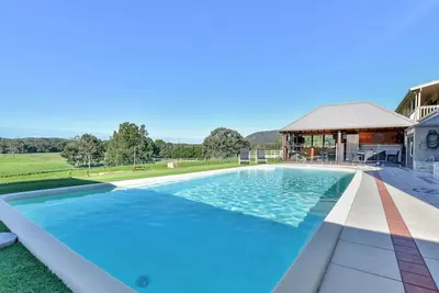 Image de Overflow Downs-Riverside Acreage
