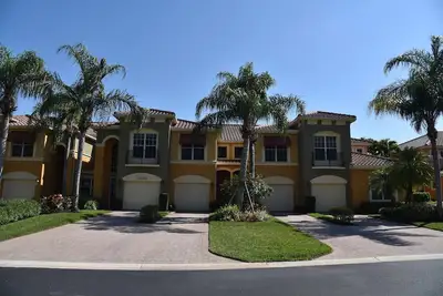 Image de Beautiful Remodeled Coach Home in Vasari Golf Country Club
