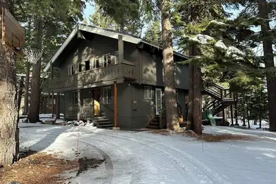 Image de Chalet style cabin with expansive great room, awesome decks, hot tub & lake view