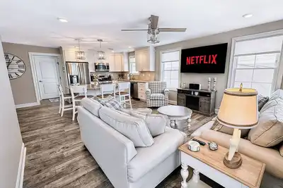 Image de 1 Block to Beach: Stylish Gem, Towel/Linen Service!