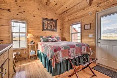 Image de Small Cabin 3, Big Montana Feel!