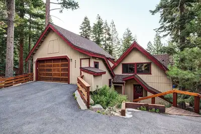 Image de Marques Cabin, Two-Car Garage