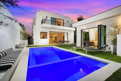 Image de Custom Home near Shops and Dining