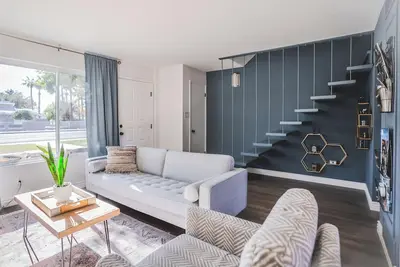 Townhome w/Pool close to Restaurants & Coffee Shops